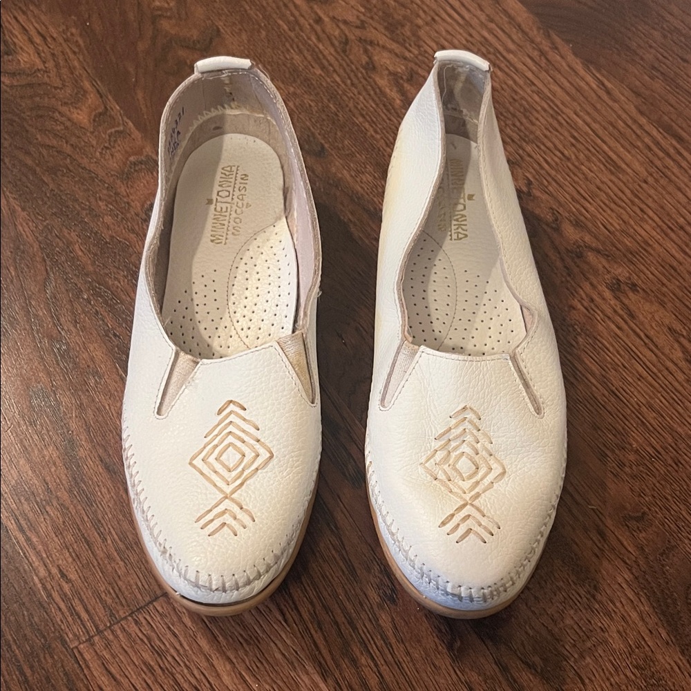 Vintage Leather Minnetonka Women's Cream Loafers with Tan Embroidery